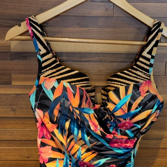 One-Piece Swimsuit in Multicolor - Picture 7 of 8